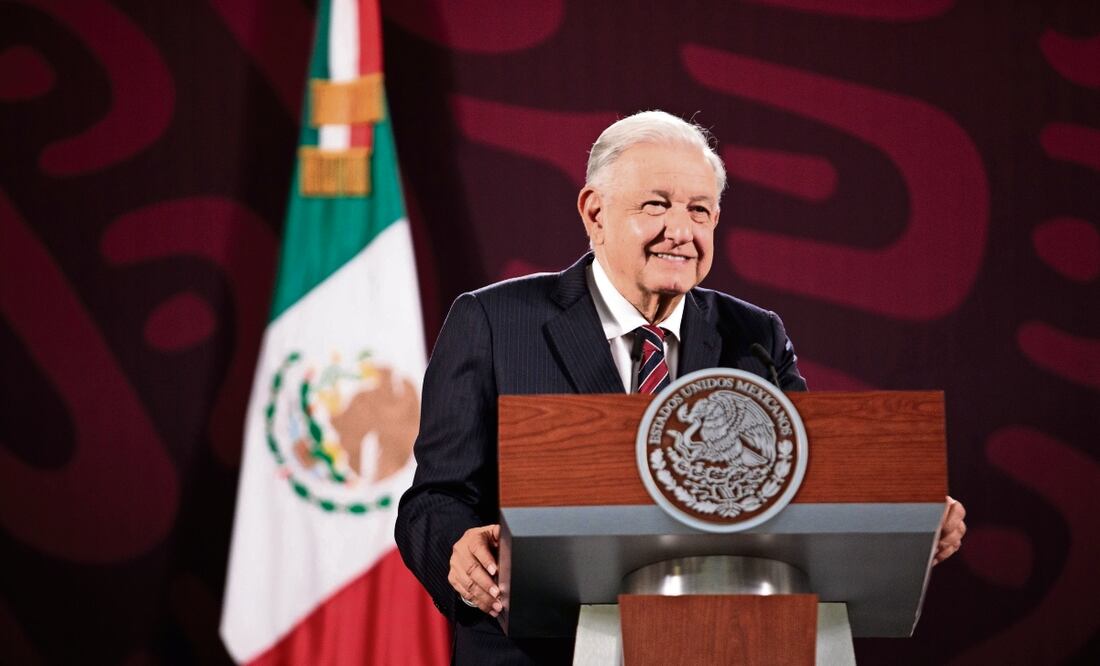 El presidente Andrés Manuel López Obrador exhibió los ingresos de periodistas en la mañanera. Foto Especial