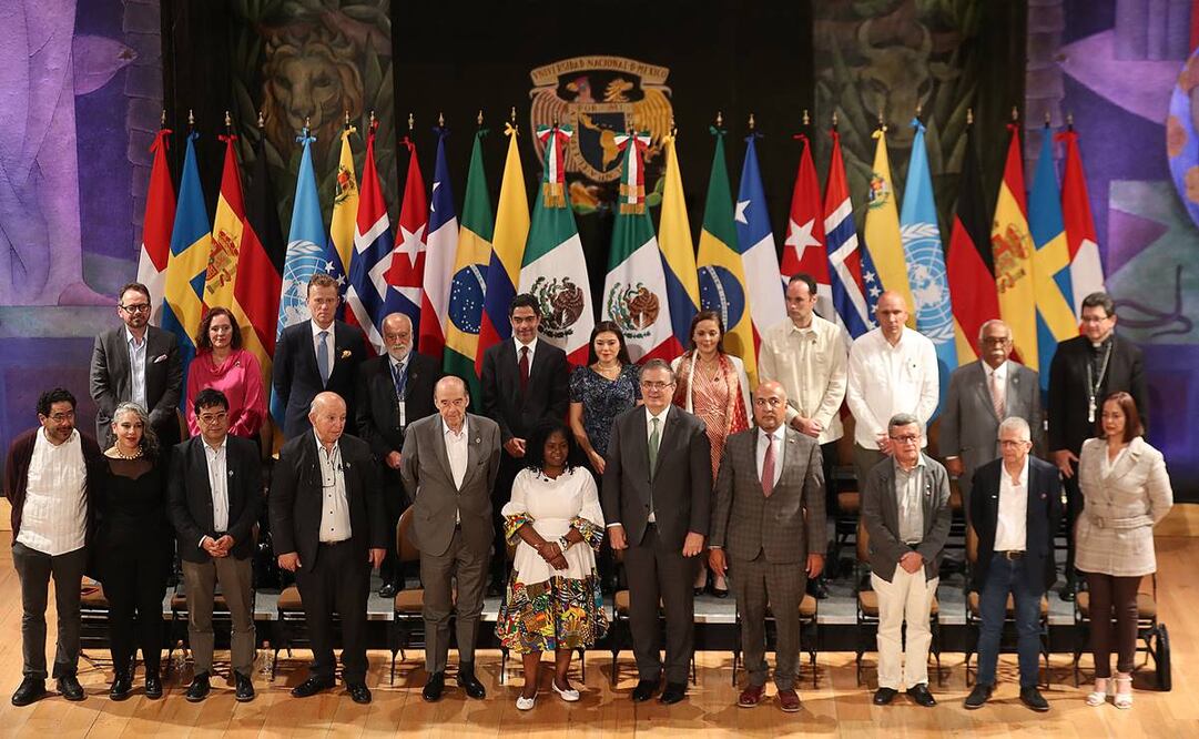 Integrantes de la segunda fase de la Mesa de Diálogos de Paz entre el Gobierno de Colombia y el Ejército de Liberación Nacional. Foto: EFE