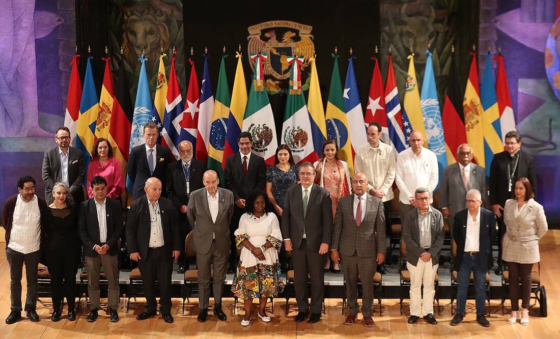 Integrantes de la segunda fase de la Mesa de Diálogos de Paz entre el Gobierno de Colombia y el Ejército de Liberación Nacional. Foto: EFE