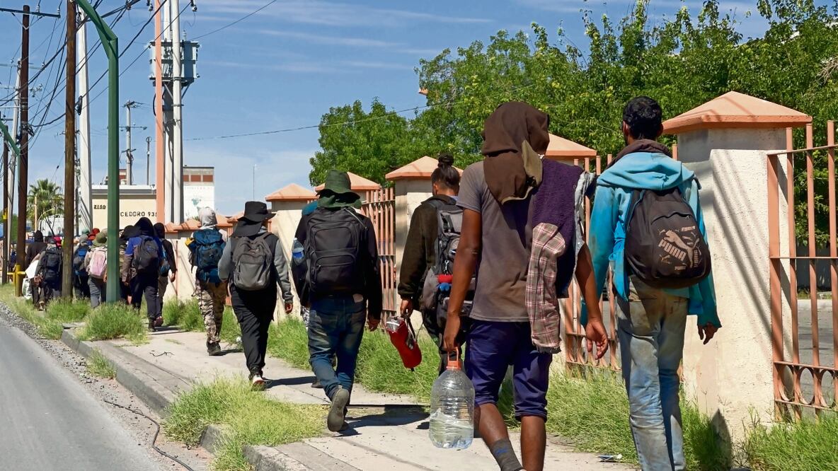 Cientos de extranjeros arribaron ayer a Ciudad Juárez, pese a los operativos y acuerdos realizados entre los tres niveles de gobierno para frenar el flujo migratorio. Foto: Paola Gamboa / El Universal