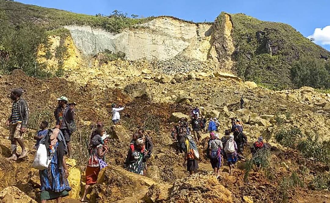En esta imagen proporcionada por UNDP de Papúa Nueva Guinea, vecinos buscan entre los restos de un deslave en el poblado de Yambali. Foto: AP