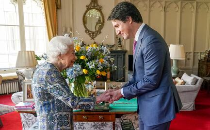 Con ramo de flores con los colores de Ucrania, reina Isabel II recibe a Justin Trudeau