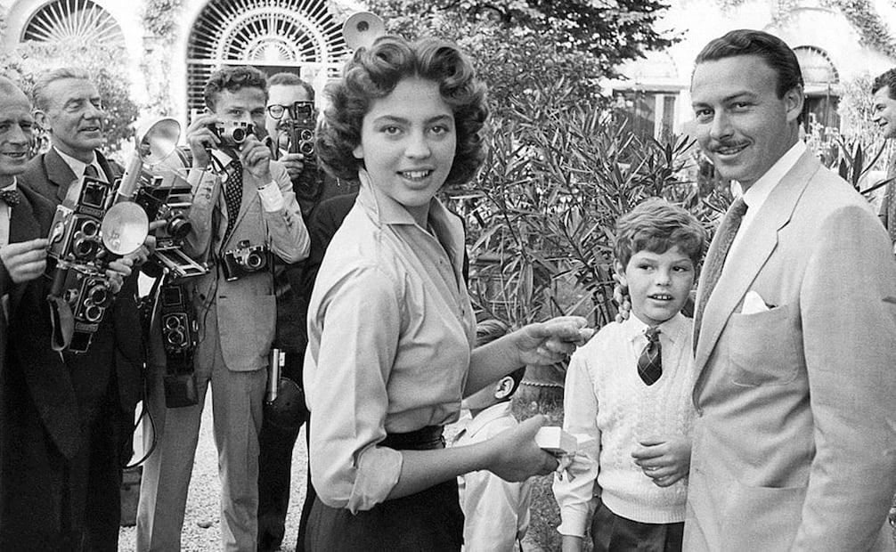 Alfonso de Hohenlohe, empresario detrás del Marbella Club y de Volkswagen México, rodeado de fotógrafos y en compañía de su esposa Ira von Furstenberg y su hijo, Egon. Wikimedia Commons.