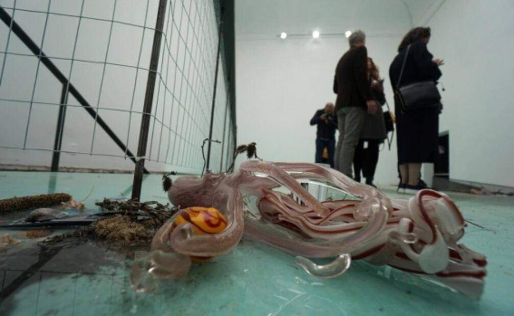 Laure Prouvost presenta su universo líquido en la Bienal de Venecia
