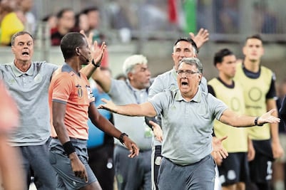 Martino explota; critica falta del VAR