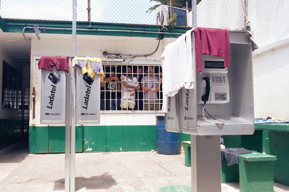 La CNDH exige que se cumpla con brindar comida, agua, colchonetas y cobijas, así como intérpretes o traductores a los detenidos en las estancias migratorias (ARCHIVO EL UNIVERSAL)