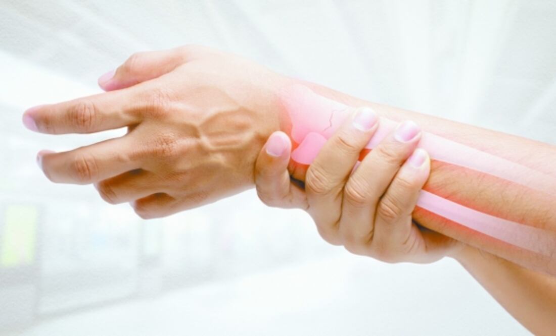 Incorporar ciertos nutrientes ayuda a reducir el desgaste natural de los huesos. Foto: Especial