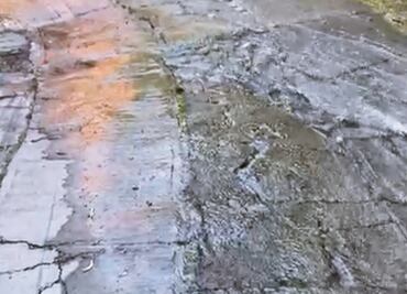 Vecinos documentan fugas de agua potable en Naucalpan