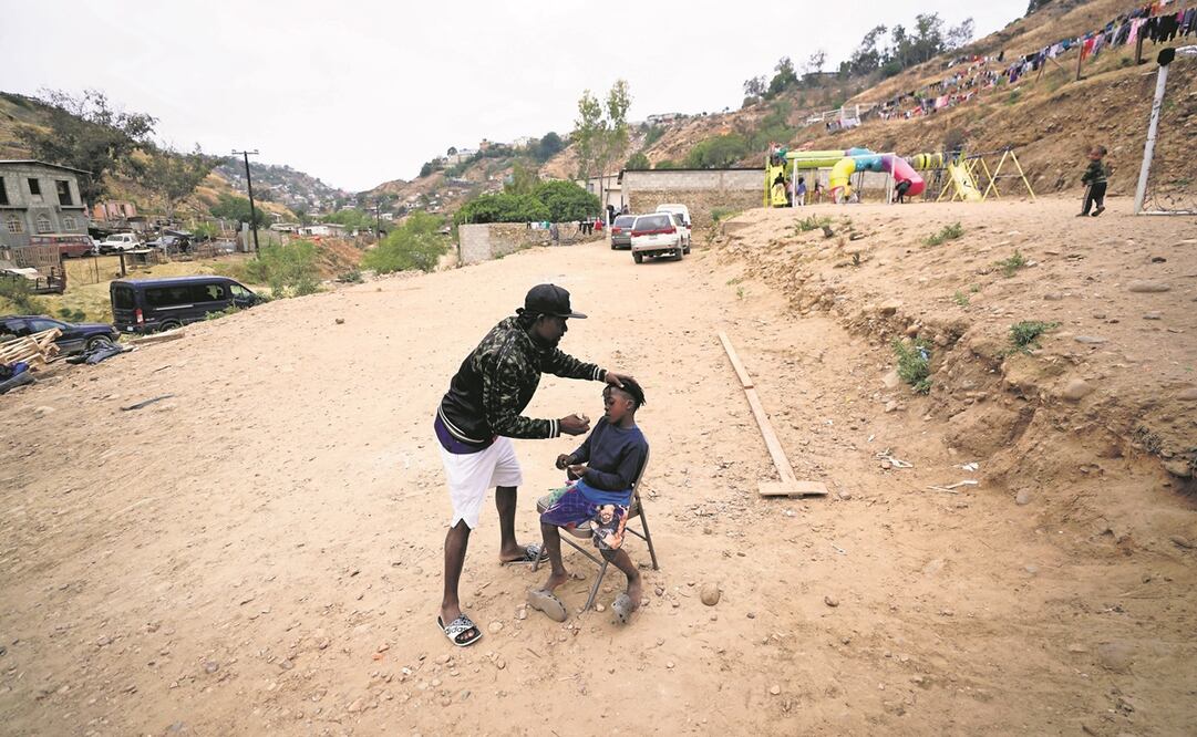 Haitianos afuera de un albergue para migrantes, el 23 de mayo pasado, en Tijuana, Baja California. 