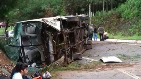 Vuelca autobús de pasajeros en Pátzcuaro; 9 heridos