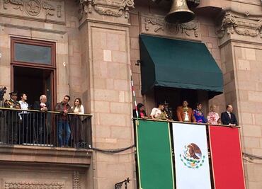 Encabeza Ricardo Gallardo desfile cívico-militar en SLP; llegó a caballo y vestido de charro