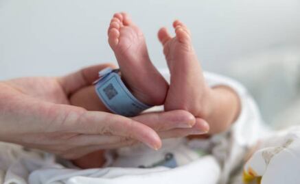 Entrega de bebé fallecida en una caja de cartón desata indignación y sanciones en Ecuador