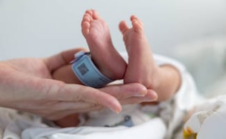 Mujer da a luz en tienda de conveniencia en Coyoacán; policías ayudan en el parto