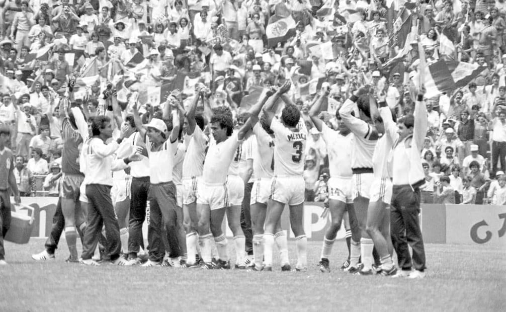 Cierre del partido en el Estadio Azteca, con la selección nacional saludando a su afición tras ganar 2 a 0 contra Bulgaria. Foto: Archivo EL UNIVERSAL.