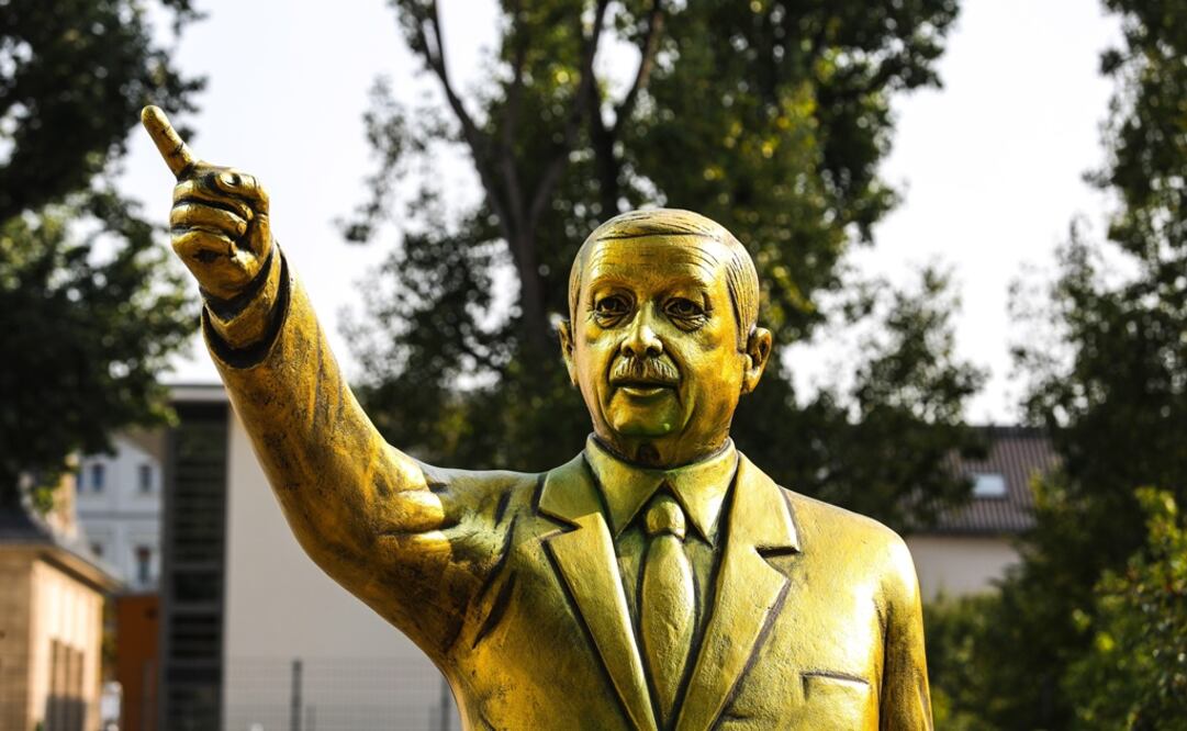 La figura muestra a Erdogan con el brazo derecho levantado, una pose que recuerda a la emblemática estatua del exdictador iraquí Saddam Hussein. Foto: EFE/ Armando Babani