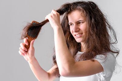 El asombroso remedio con vinagre de manzana para eliminar el frizz del cabello