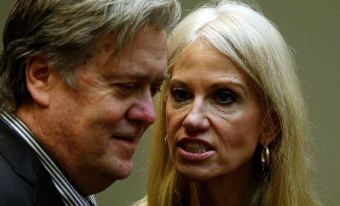 El estratega en jefe de la Casa Blanca, Steve Bannon, y la asesora Kellyanne Conway (Foto: Reuters)