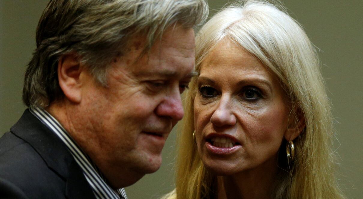 El estratega en jefe de la Casa Blanca, Steve Bannon, y la asesora Kellyanne Conway (Foto: Reuters)