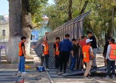 Con enormes murallas, Tlaxcala se prepara para marcha del 8M; cubren Palacio de gobierno y hasta las fuentes