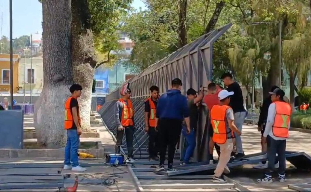 El Gobierno de Tlaxcala se prepara para marcha del 8M instalando enormes murallas que cubren el palacio de gobierno y hasta las fuentes (07/03/2025). Foto: Especial