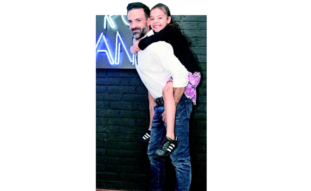 El Teatro Milán se ha convertido en su segunda casa. Es propiedad de Pablo y Mariana Garza, así que María aprendió muy pronto del negocio familiar atendiendo la dulcería. (CARLOS MEJÍA. EL UNIVERSAL)