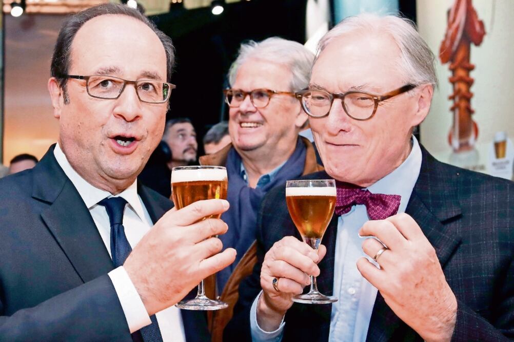 El presidente francés François Hollande bebió cerveza ayer en el Salón anual de Agricultura, en la ciudad de París, Francia (EFE)