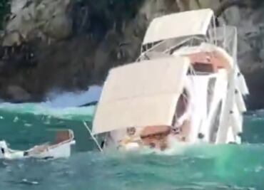 VIDEO Naufragio en Acapulco: Yate se hunde tras chocar contra rocas de La Quebrada; turistas fueron rescatados por clavadistas