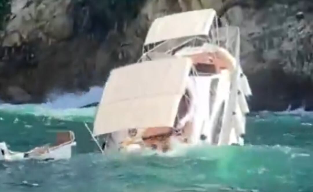 Yate se hunde tras chocar contra rocas de La Quebrada en el puerto de Acapulco (31/12/2024). Foto: Captura de pantalla