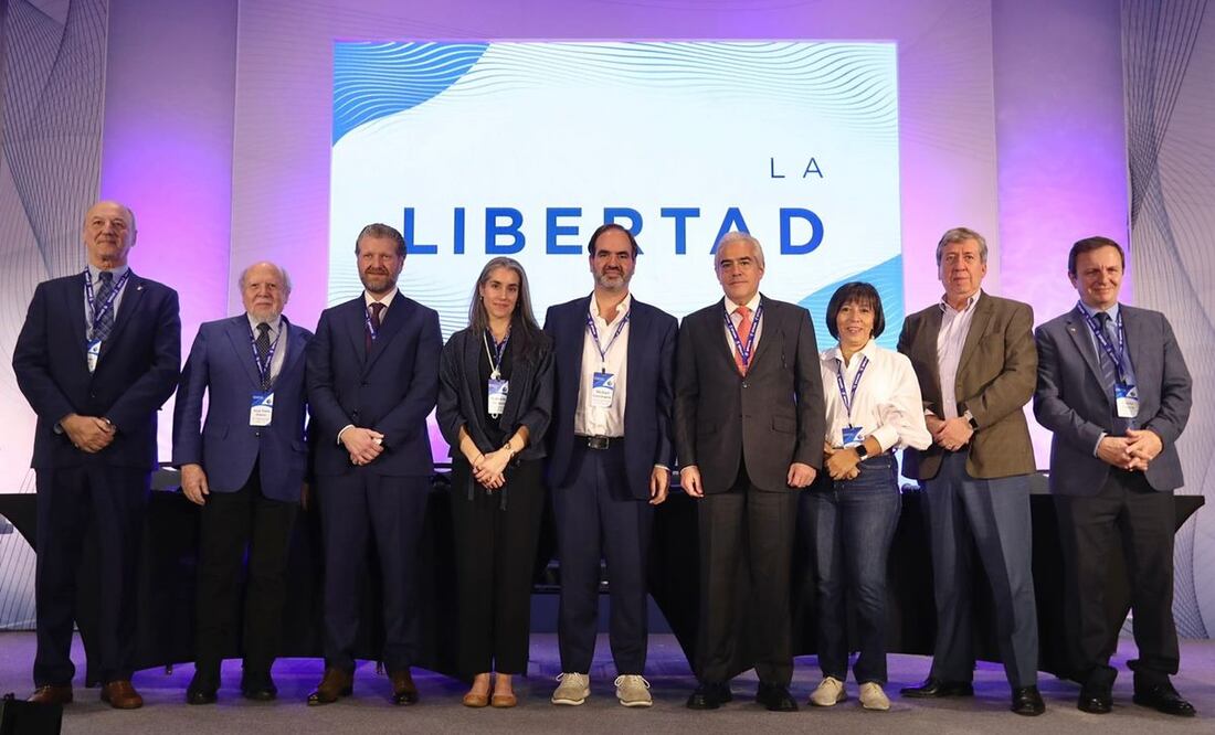 Inauguración de la Asamblea General de la SIP, con la presencia de El presidente de la Sociedad
Interamericana de Prensa, Michael
Greenspon, Martha Ramos Sosa , directora de la OEM y presidenta del Comité de Inclusión y Diversidad de la SIP, Roberto Rock Lechon
Director, Grupo La Silla Rota, México, Luciano Pascoe, director ejecutivo de ADN40 y director general de Estrategia Editorial de Grupo Salinas, Gabriela Vivanco, presidenta del Comité Ejecutivo de la SIP y Ricardo Trotti, Director ejecutivo de la sociedad interamericana de prensa. Fotos: Berenice Fregoso/ EL UNIVERSAL