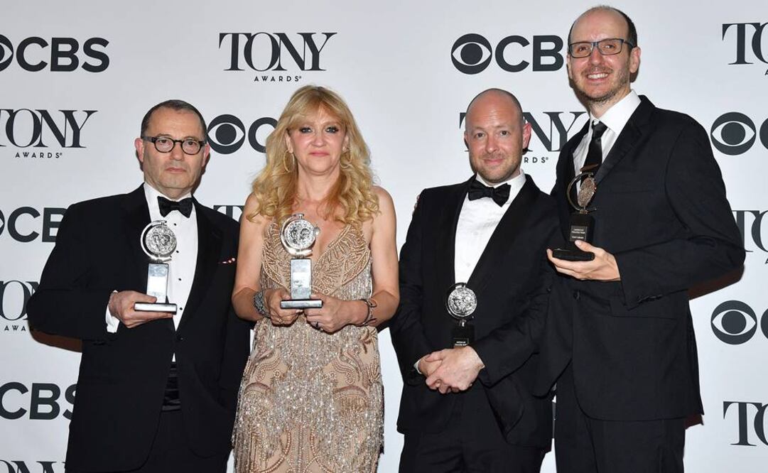 Los productores Colin Callender, Sonia Friedman, John Tiffany and Jack Thorne, ganadores a la Mejor Obra por 'Harry Potter and the Cursed Child', parte Uno y Dos (AP)