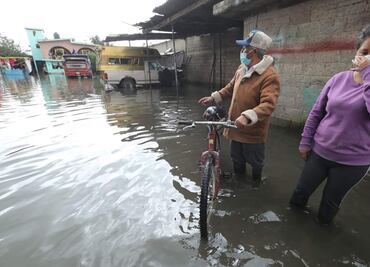 Lluvia anega 90 comercios y viviendas en San Mateo Atenco