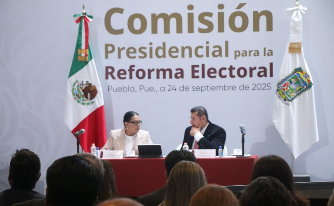 Primera audiencia pública de la reforma electoral inicia en Puebla con la asistencia de la Secretaria de Gobernación Rosa Icela Rodríguez y el gobernador Alejandro Armenta (24/09/2025). Foto: Omar Contreras / EL UNIVERSAL