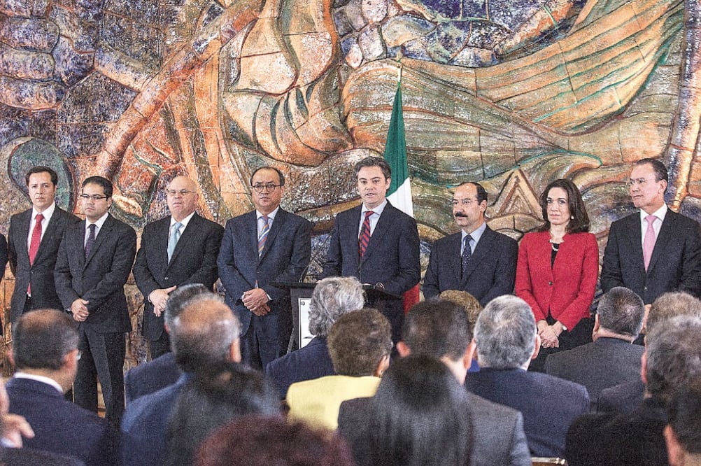 El titular de la Secretaría de Educación Pública, Aurelio Nuño Mayer (al centro), ayer al hacer la presentación oficial de los nuevos integrantes de su equipo de colaboradores (CRISTOPHER ROGEL. EL UNIVERSAL)