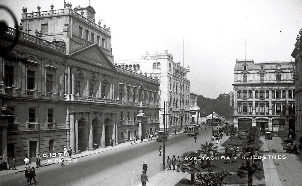 Calle de Tacuba en los años 20. Destaca el Palacio de Minería a la izquierda y la entonces Escuela Nacional de Ingenieros, Foto: Colección Villasana