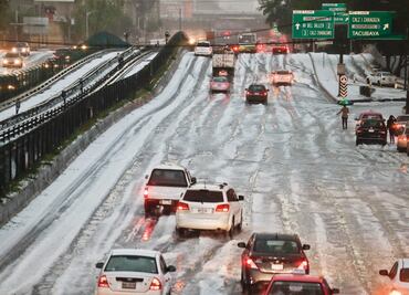 Granizo tapiza calles y deja caos vial