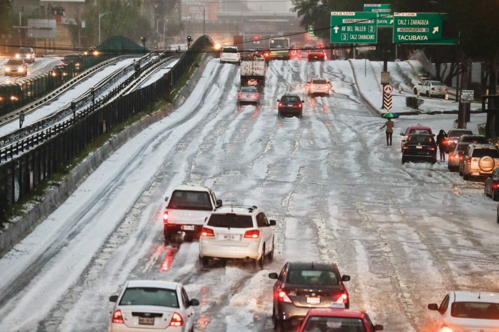 Los automovilistas prefirieron orillarse mientras pasaba la tormenta que inició desde poco antes de las 18:00 horas (CRISTOPHER ROGEL. EL UNIVERSAL)