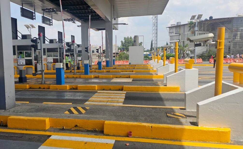 Liberan caseta maestros de la CNTE en la autopista Naucalpan-Ecatepec.
Foto: Especial.