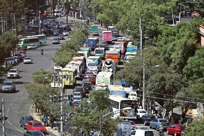 Vecinos sufren por paradero en Revolución  