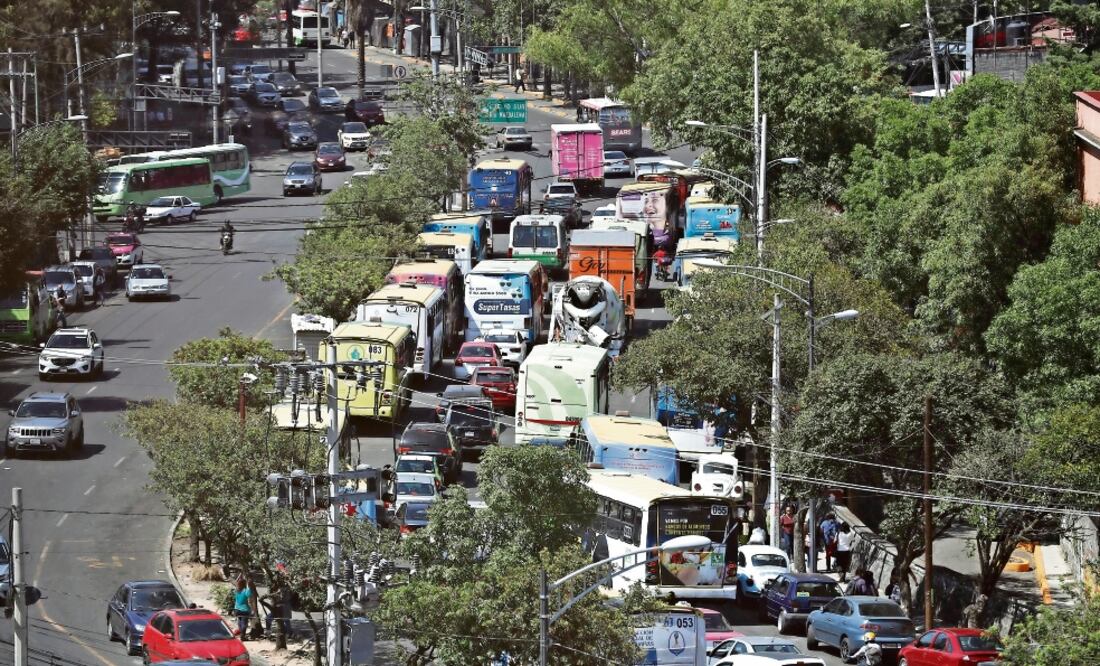 La zona del paradero es el único paso que tienen los automovilistas que transitan por avenida San Jerónimo y buscan llegar a Insurgentes o Revolución; lo es también para quienes provienen del Ajusco o de Jardines del Pedregal. Foto: IRVIN OLIVARES.