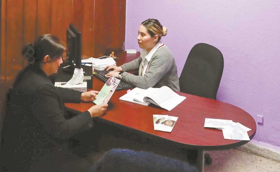 Fany Becerra, coordinadora de la Policía de Investigación en la fiscalía de delitos sexuales; Ana Alicia López Badillo, agente ministerio público auxiliar; Sayuri Herrera, coordinadora General de Investigación de Delitos de Género y Atención a Víctimas; Luz Edith Molina Saucedo, psicóloga de la fiscalía de delitos sexuales; Reyna Morales Gómez, agente del ministerio publico, y la Maestra Ana Alicia Casillas Hurtazo, fiscal de delitos sexuales, durante una entrevista en la Unidad de Investigación de Delitos Sexuales. Foto: Diego Simón / EL UNIVERSAL