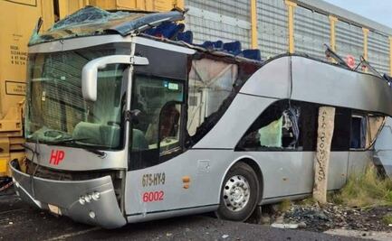 Trasladan a clínica particular a 15 personas heridas por accidente entre tren y autobús en Atlacomulco; entre ellos está el conductor