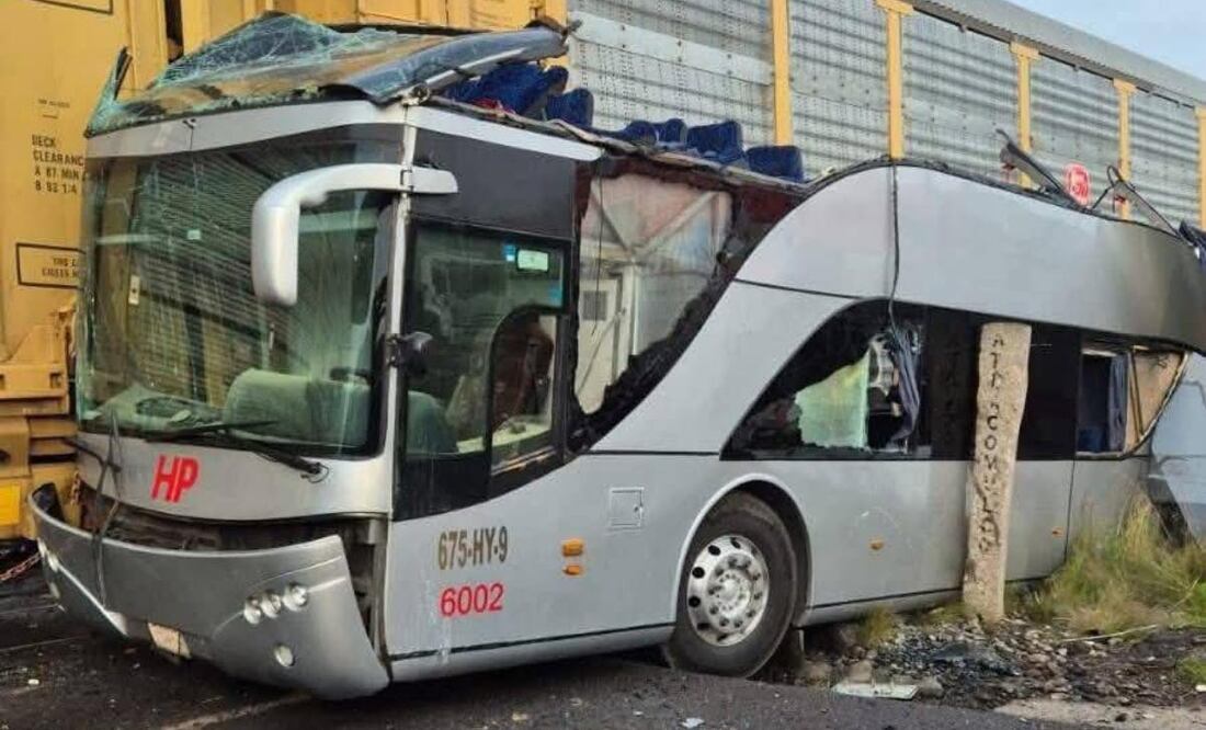 Trasladan a clínica particular a 15 personas heridas de accidente entre tren y autobús en Atlacomulco. Foto: Especial