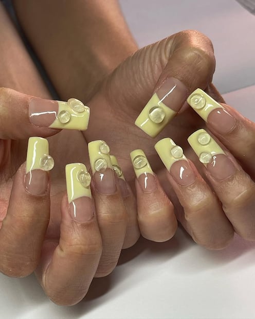 Caroline Cotten, manicurista de Euphoria propone un diseño de wet nails con punta francesa color amarillo pastel. Foto: Instagram @1.800.nailme