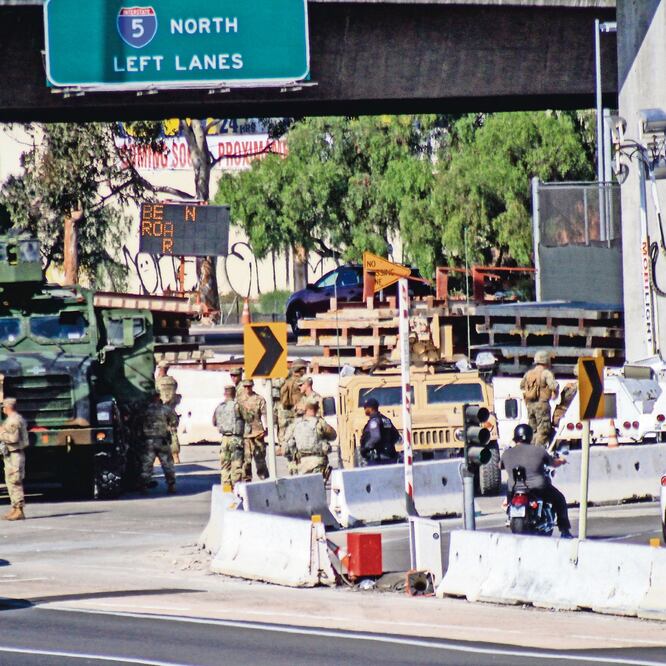 A un costado de la garita de San Ysidro se podía observar a militares estadounidenses armados, quienes buscan reforzar la seguridad en el sur de su país ante la inminente llegada de miles de migrantes centroamericanos. Foto:JOEBETH TERRÍQUEZ. EL UNIVERSAL