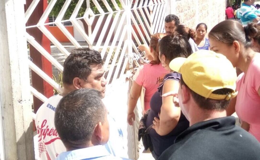 Maestros y padres de familia se confrontan en Chiapas