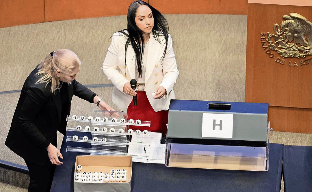 Las senadoras Verónica Camino, de Morena, y Lizeth Sánchez, del PT, con la tómbola de bolas blancas. (31/01/2025) Foto: Diego Simón Sánchez | El Universal
