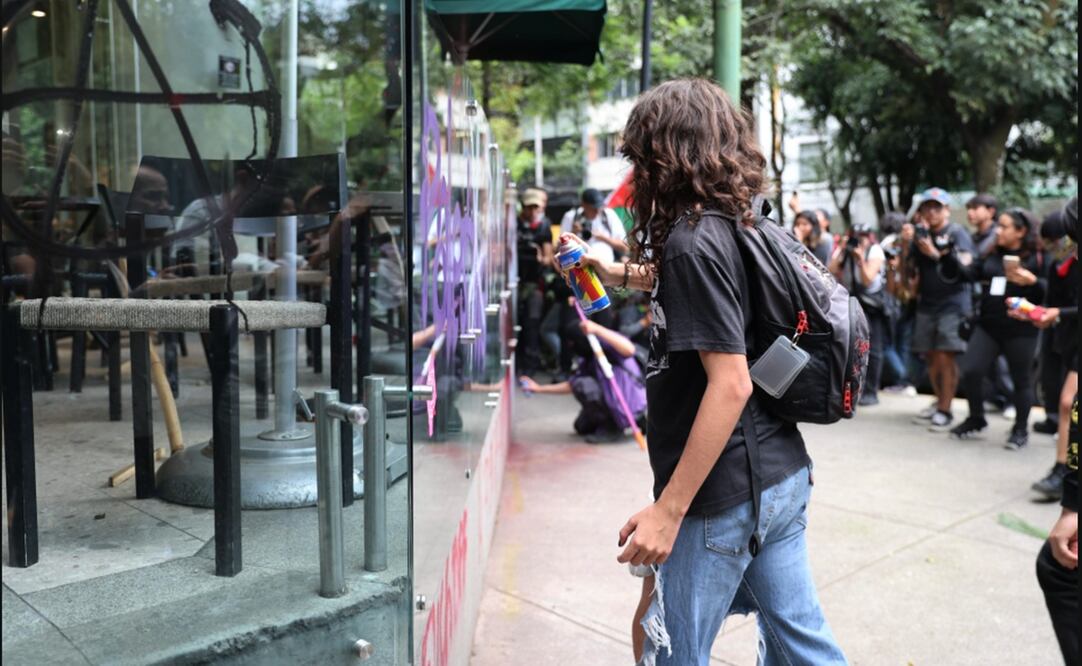 Primera Protesta Anti-Gentrificación CDMX en calles de la colonia Hipódromo, alcaldía Cuauhtémoc, terminó con violencia y vandalismo, el viernes 4 de julio de 2025. Foto: Fernanda Zamora/EL UNIVERSAL