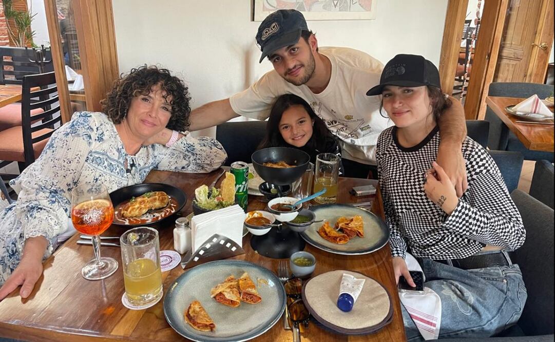 Mayra Rojas sabe que su maternidad es particular, quizá de los pocos casos en
el mundo: tiene en Ivanna, de 22 años, una hija biológica; en Fabián, de 19, un
joven adoptado prácticamente antes de nacer y Lucianna, de 11 años, quien llegó a ella muy pequeñita, tras la muerte de su hermana Lorena. 
“Mis hijos llegaron de manera distinta y en todos casos el acompañamiento a lo largo de su vida ha sido muy enriquecedor”, dice la actriz.