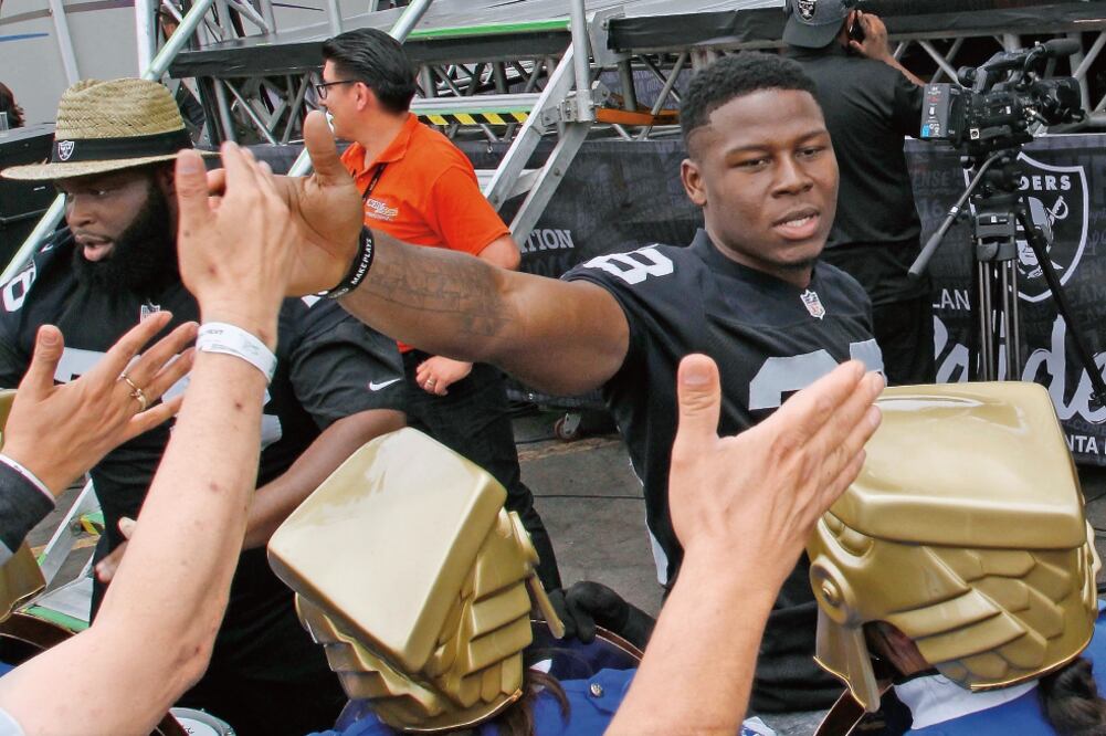 En el Fan Fest Raiders, los jugadores quedaron sorprendidos por el caluroso recibimiento (ARIEL OJEDA. EL UNIVERSAL)