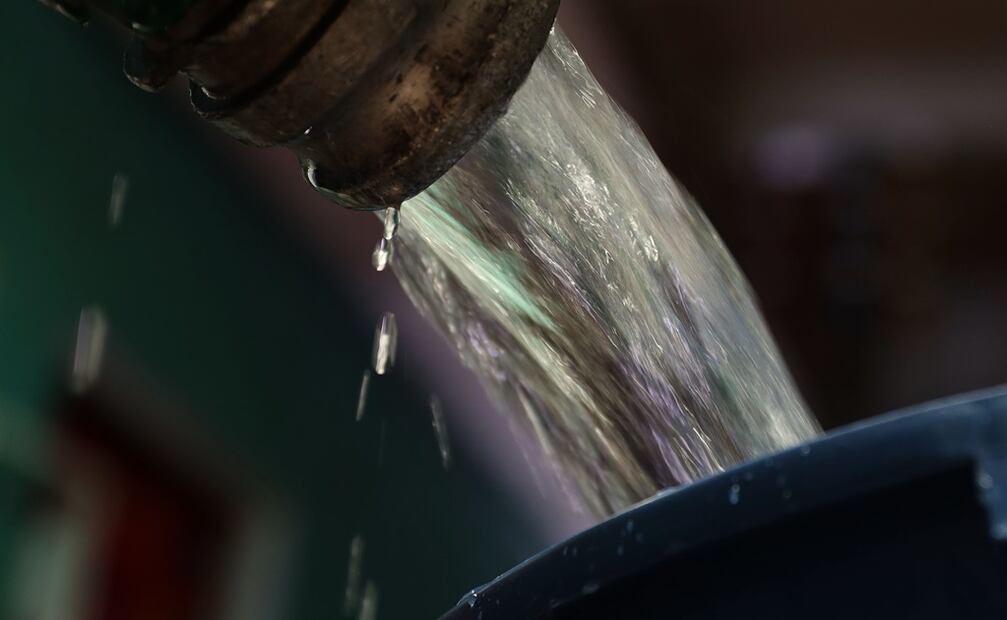 Los habitantes exigen al Sistema de Aguas de la Ciudad de México que restablezcan el servicio del líquido.